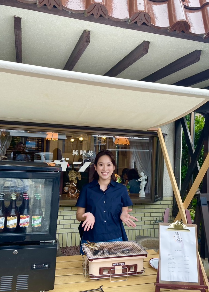 神通鮎を焼きながら魅力を紹介する中田彩
